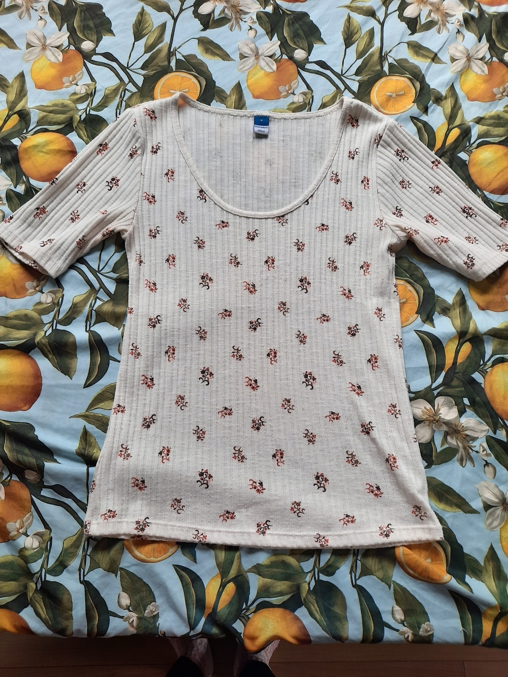 Old Navy Cream Floral Scoop Neck Ribbed Tee - Picture 2 of 4